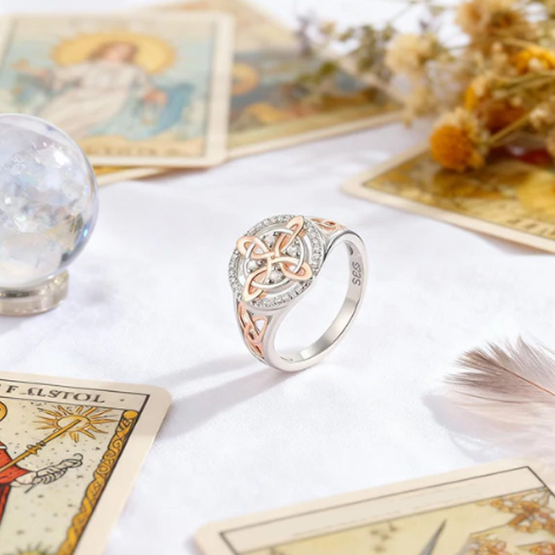 Bague Élégante Bicolore à Nœud Celtique Ornée de Zircons