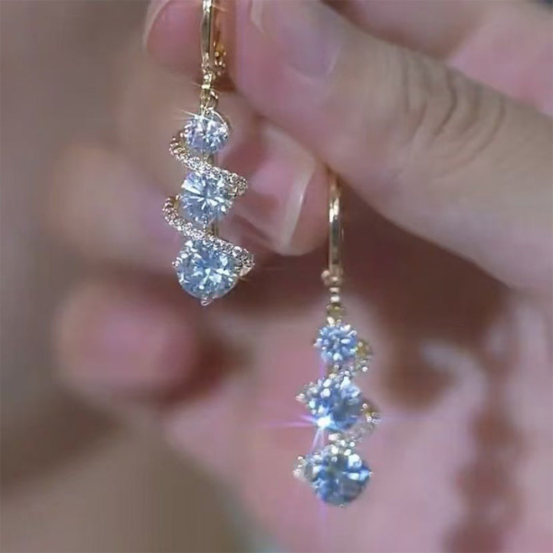 ✨ Boucles d'Oreilles Spirale & Goutte Asymétriques – Cristaux Luminescents & Hélice Dorée ! 💫 Design Allongeant – Parfait pour les Soirées & Fêtes. 🌟 Pierre Premium Scintillante – Achetez 3 pour 10% de Réduction Supplémentaire ! 🛍️