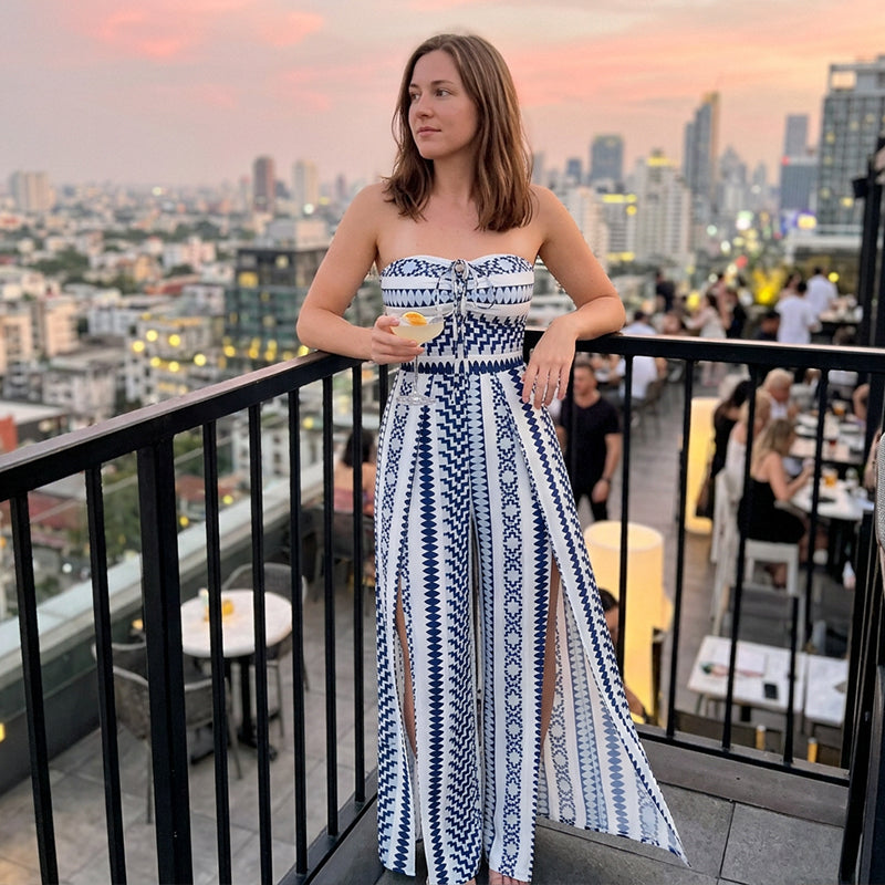 👗 50% DE RÉDUCTION 💥 Combinaison motifs géométriques – Encolure dos nu & fente latérale – Tissu fluide, polyvalente – parfaite pour les soirées ou les vacances ✨