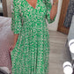 🌸50 % de Réduction🔥Robe à fleurs à col en V – Élégante, légère & parfaite pour les journées ensoleillées👗
