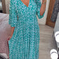 🌸50 % de Réduction🔥Robe à fleurs à col en V – Élégante, légère & parfaite pour les journées ensoleillées👗