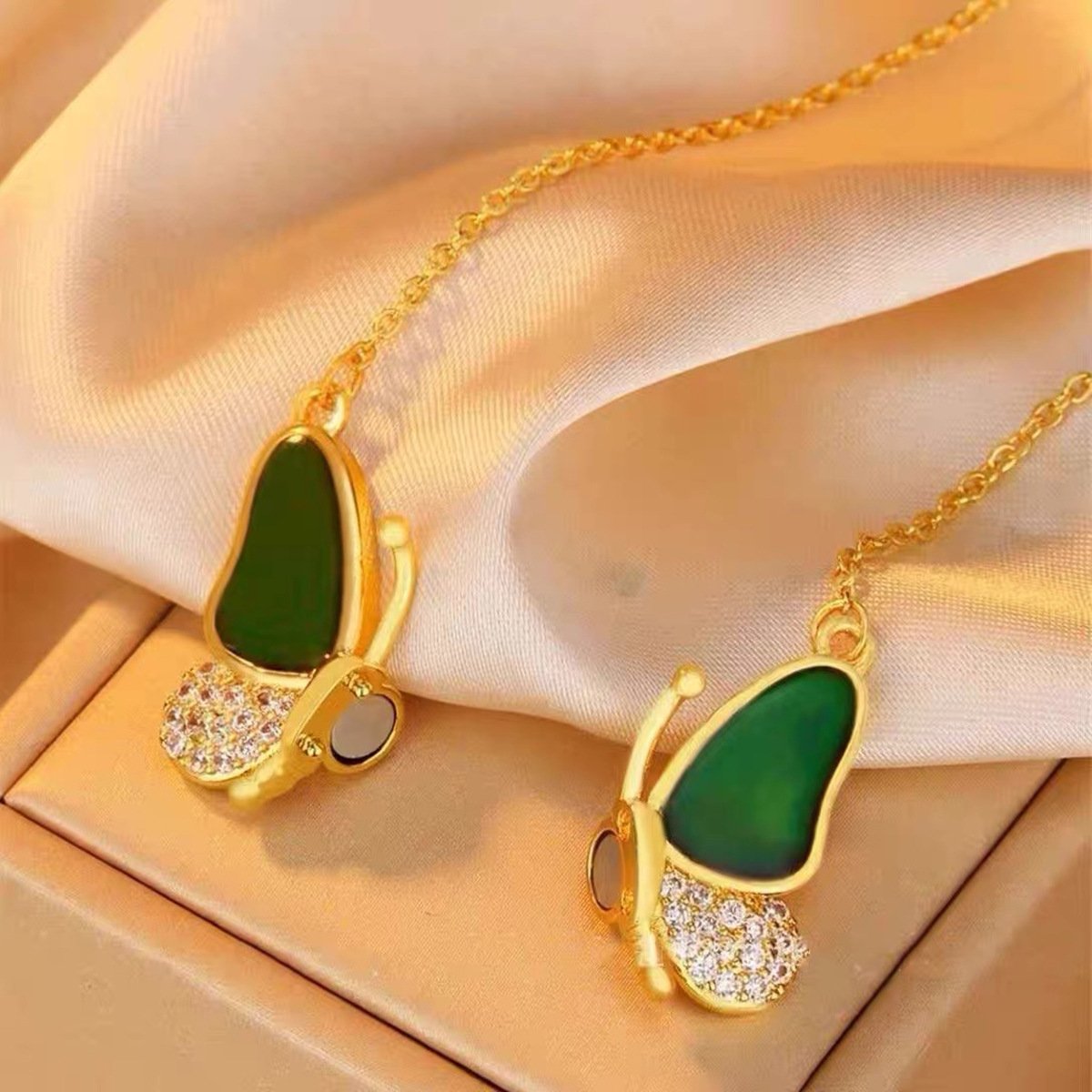 Collier Papillon en Gemmes à Dégradé Magnétique