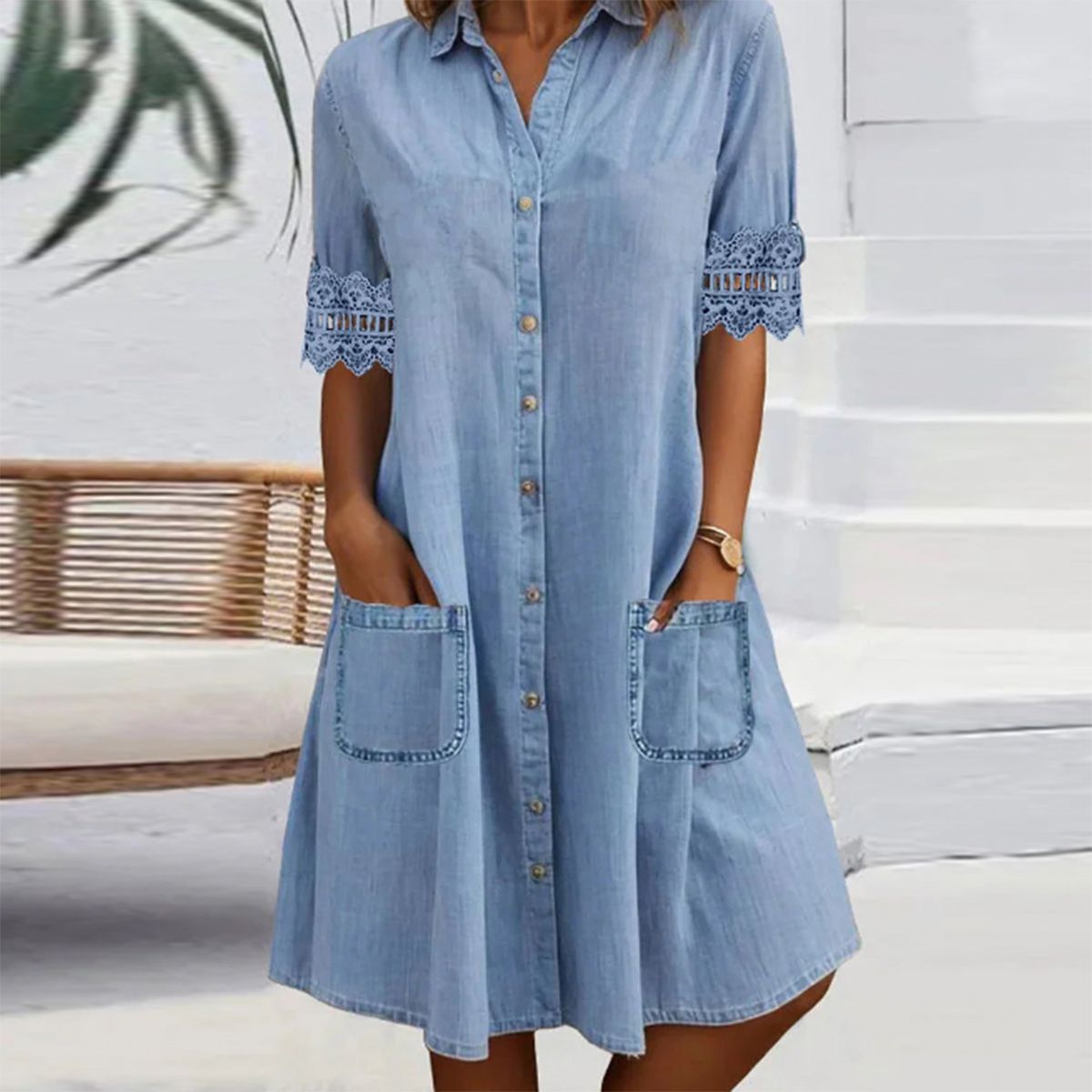 ⭐ 50% de réduction ! ⭐ Mini-robe en denim bleu – col, manches en dentelle, poches latérales. Quand le décontracté rencontre l'élégance ! 💃