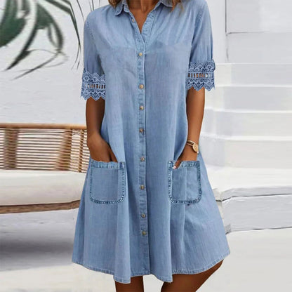 ⭐ 50% de réduction ! ⭐ Mini-robe en denim bleu – col, manches en dentelle, poches latérales. Quand le décontracté rencontre l'élégance ! 💃