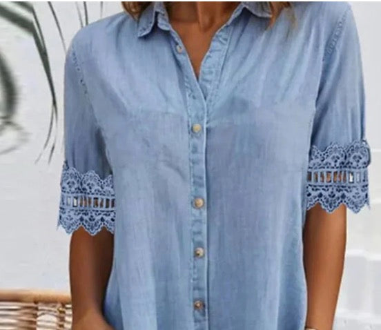 ⭐ 50% de réduction ! ⭐ Mini-robe en denim bleu – col, manches en dentelle, poches latérales. Quand le décontracté rencontre l'élégance ! 💃