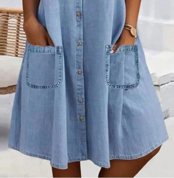 ⭐ 50% de réduction ! ⭐ Mini-robe en denim bleu – col, manches en dentelle, poches latérales. Quand le décontracté rencontre l'élégance ! 💃
