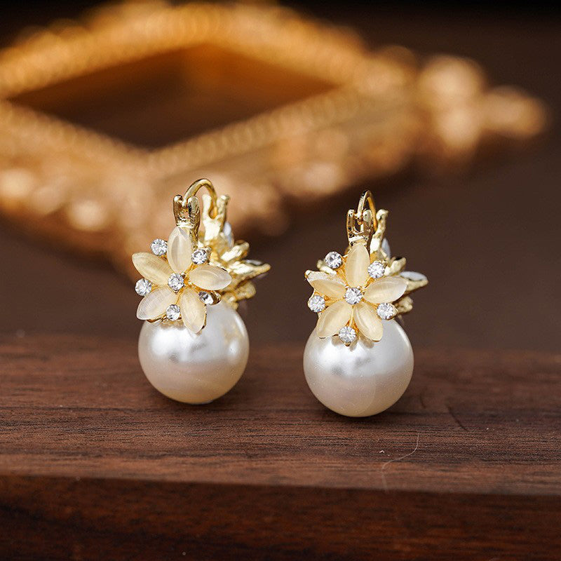 Boucles d'oreilles délicates en perles et fleurs