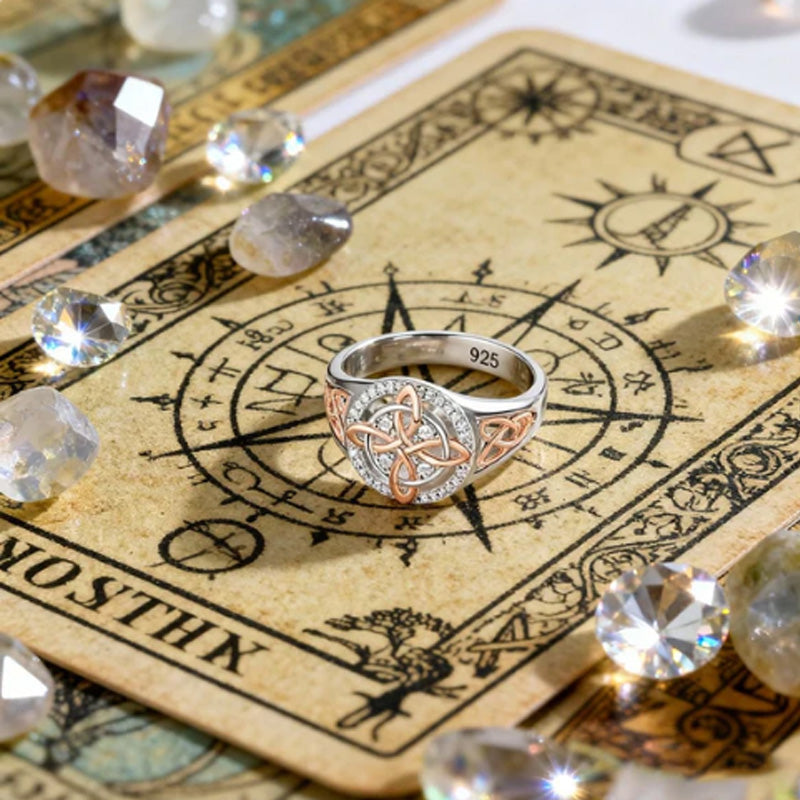Bague Élégante Bicolore à Nœud Celtique Ornée de Zircons