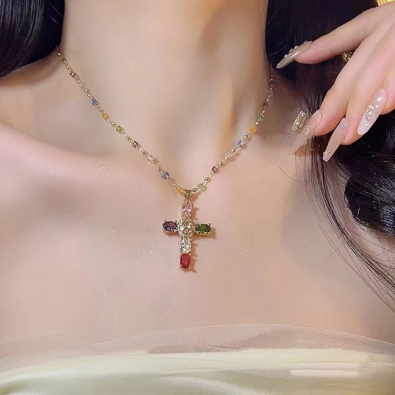 Collier avec Pendentif en Croix en Strass Colorés