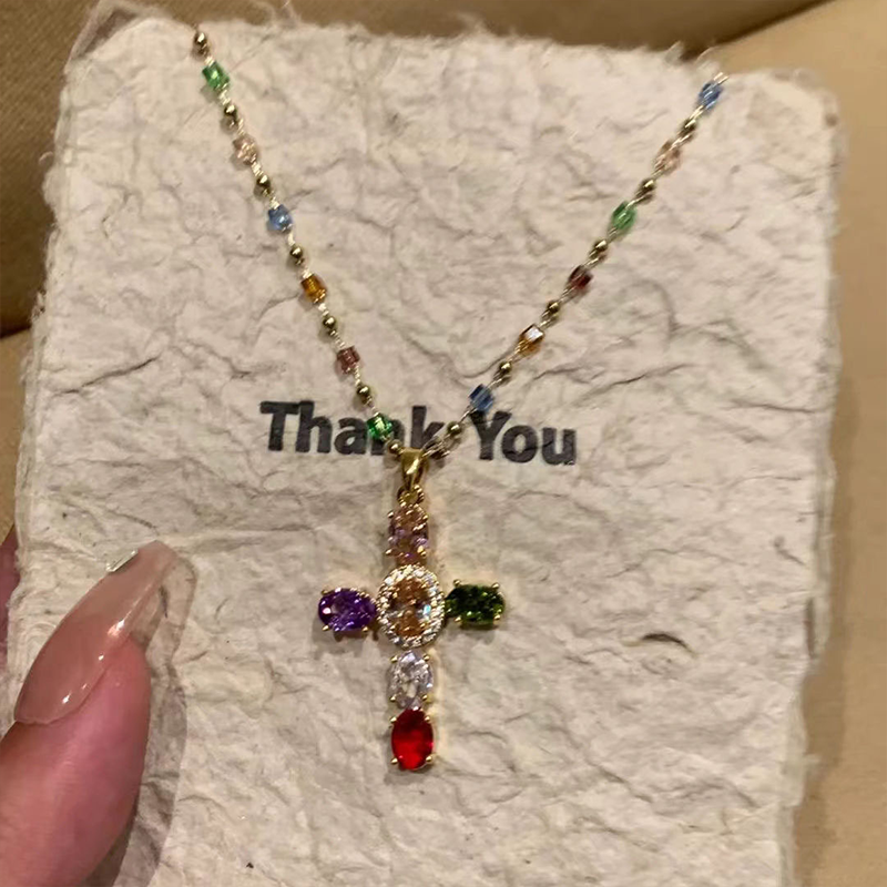 Collier avec Pendentif en Croix en Strass Colorés