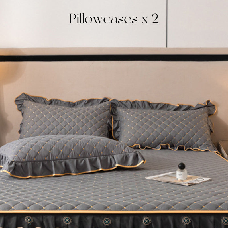 🧺🛏️ Linge de lit en coton doux – Finition volantée, lavable en machine sans repassage, garde sa douceur lavage après lavage, pour des nuits enveloppées de fraîcheur et de poésie ☁️📜