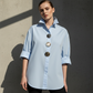 💎 50% DE RÉDUCTION – TEMPS LIMITÉ ! 💎 Chemise Oversize pour Femme avec Boutons Décoratifs – Col Montant, Ourlet Courbé & Polyester Anti-Froissement 👚✨