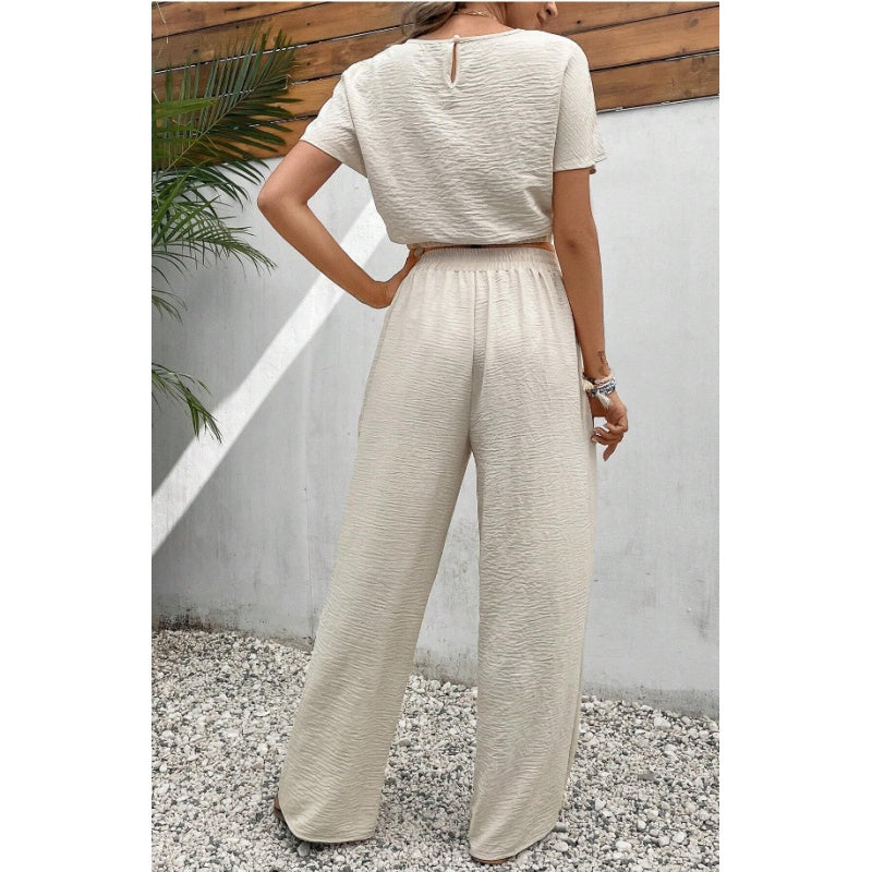 Ensemble deux pièces pour femme composé d'un haut à manches courtes et d'un pantalon droit ample