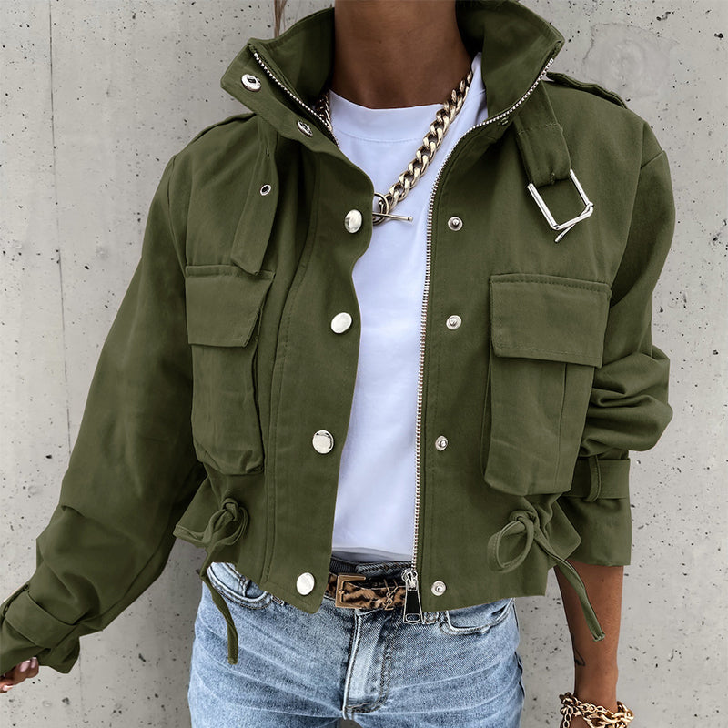 💎 PROMOTION ÉCLAIR - 50 % sur la veste à col montant et boutons-pression ! 💎 Ourlet ajustable par cordon et poches pratiques pour un look moderne et polyvalent ✨