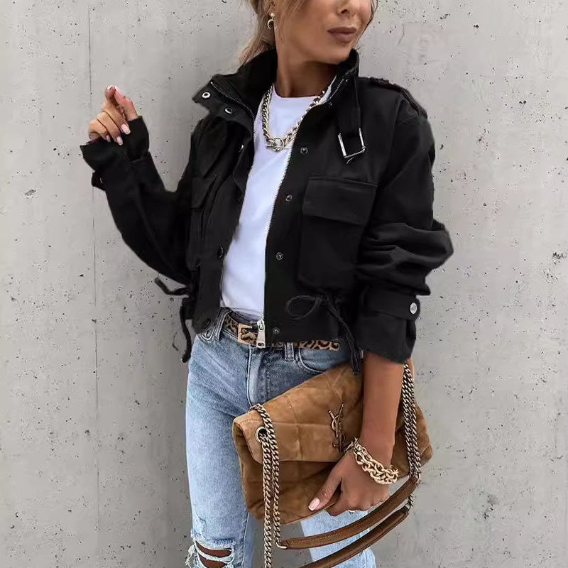 💎 PROMOTION ÉCLAIR - 50 % sur la veste à col montant et boutons-pression ! 💎 Ourlet ajustable par cordon et poches pratiques pour un look moderne et polyvalent ✨
