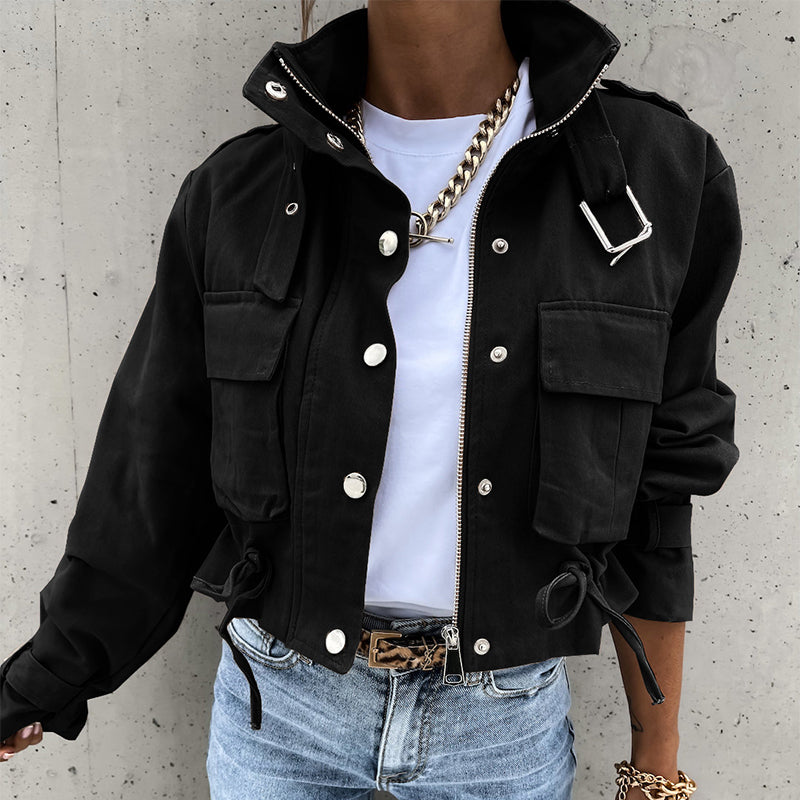 💎 PROMOTION ÉCLAIR - 50 % sur la veste à col montant et boutons-pression ! 💎 Ourlet ajustable par cordon et poches pratiques pour un look moderne et polyvalent ✨