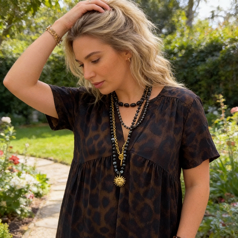 Robe léopard💃Col V, taille haute, coupe amincissante, jupe fluide, manches courtes respirantes : une élégance sauvage instantanée✨