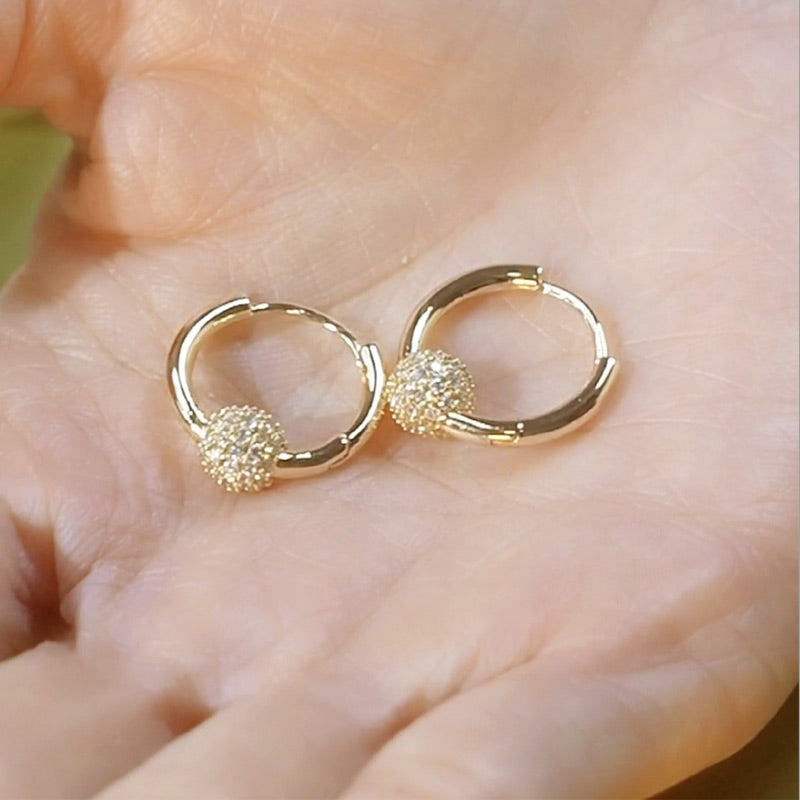 🔥Boucles d'oreilles en cercle doré avec petite boule – Hypoallergéniques, éclat durable et idéales pour un usage quotidien🌟