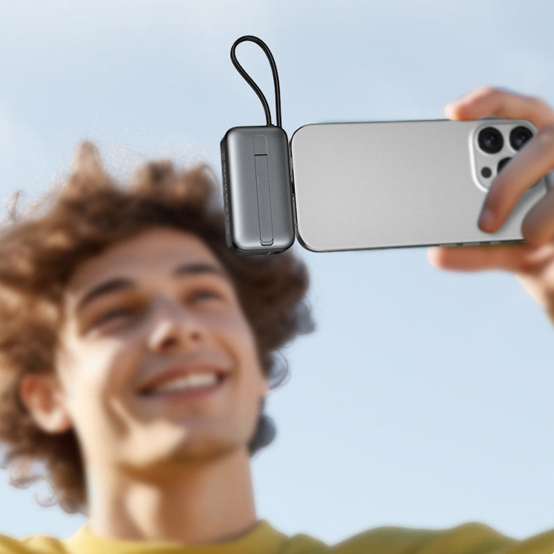 🔋⚡ Batterie externe magnétique 5000 mAh – Câbles intégrés, charge sans fil, ultra-mince et ignifuge, le galet d’énergie qui se clipse au dos du téléphone pour ne plus jamais chercher de prise dans le métro 🧲📱