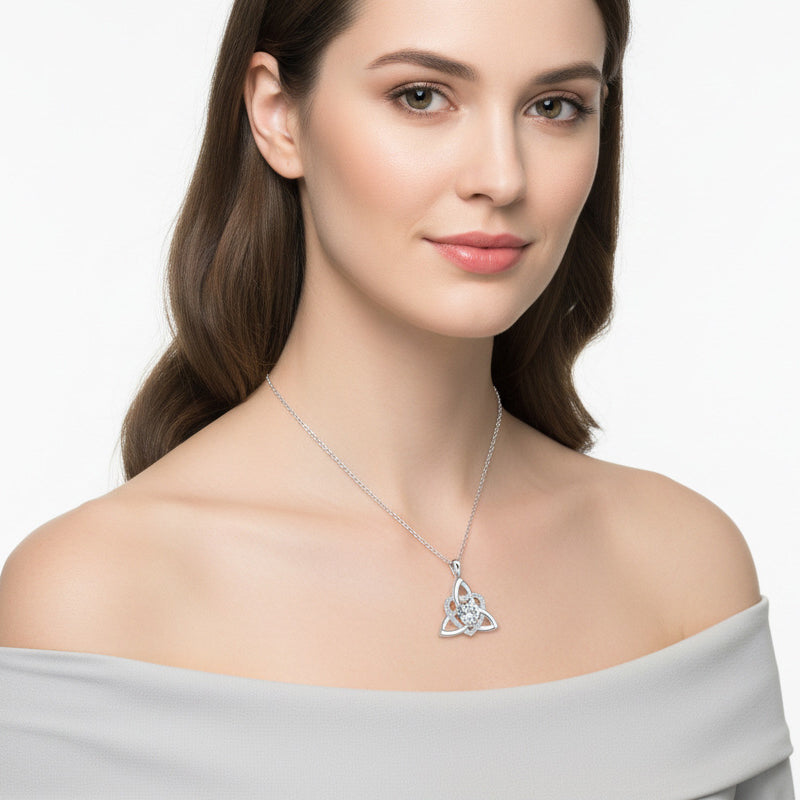 💐 PROMO EXCEPTIONNELLE -50% !💖Collier Pendentif Cœur & Nœud Celtique – Argent Fini Main, Détails Raffinés✨🍀