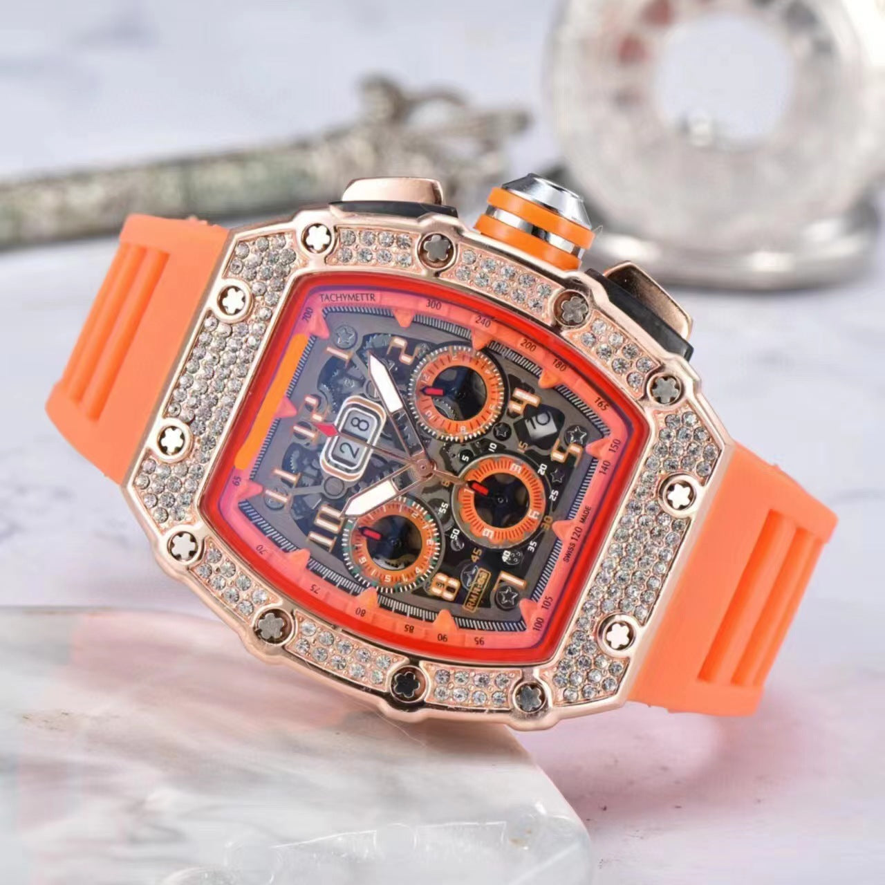 ⌚💎 PROMO FLASH 50% ! Montre Homme de Luxe Forme Tonneau avec Strass – Édition Limitée, Cadran Cristal, Design Unique & Élégant ✨