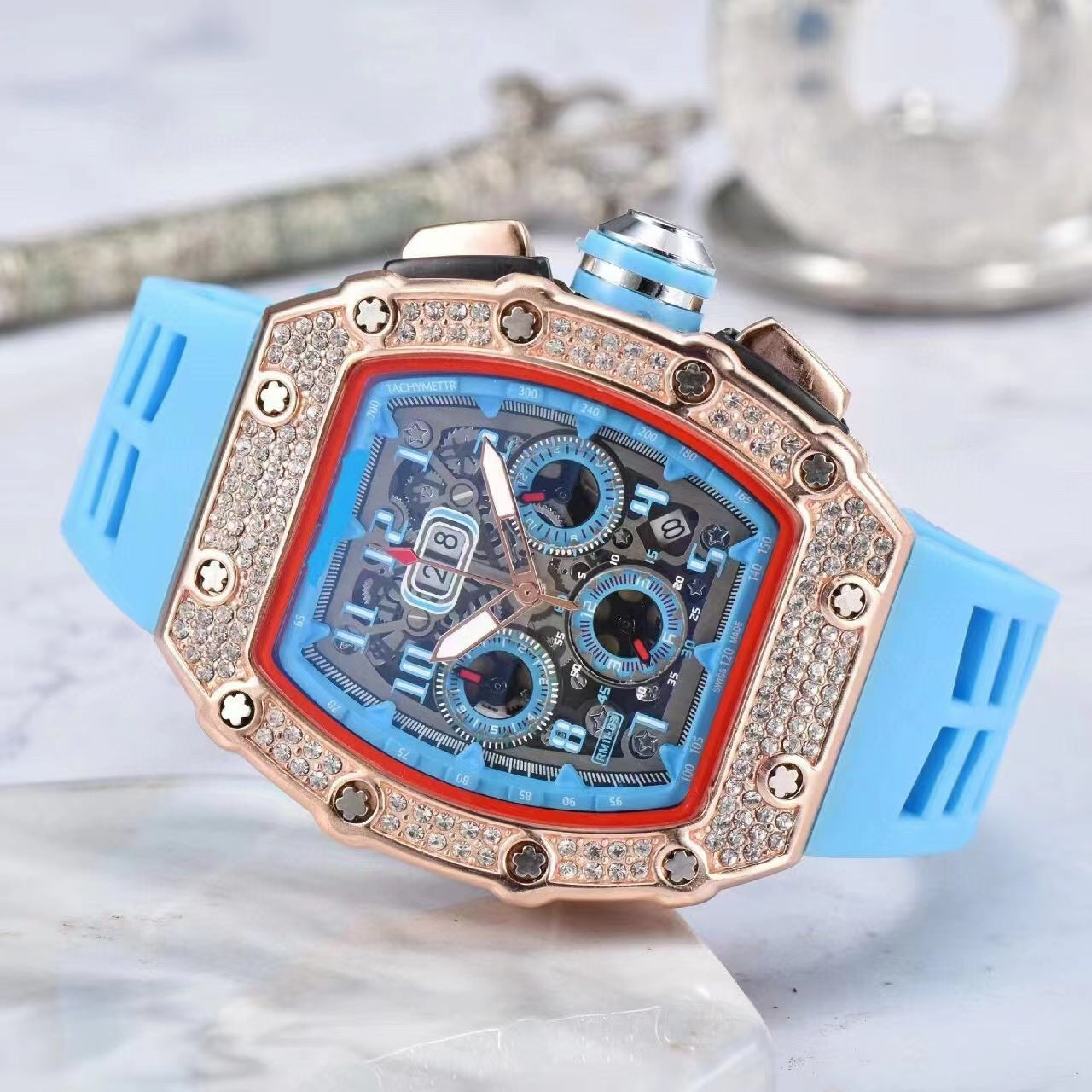 ⌚💎 PROMO FLASH 50% ! Montre Homme de Luxe Forme Tonneau avec Strass – Édition Limitée, Cadran Cristal, Design Unique & Élégant ✨