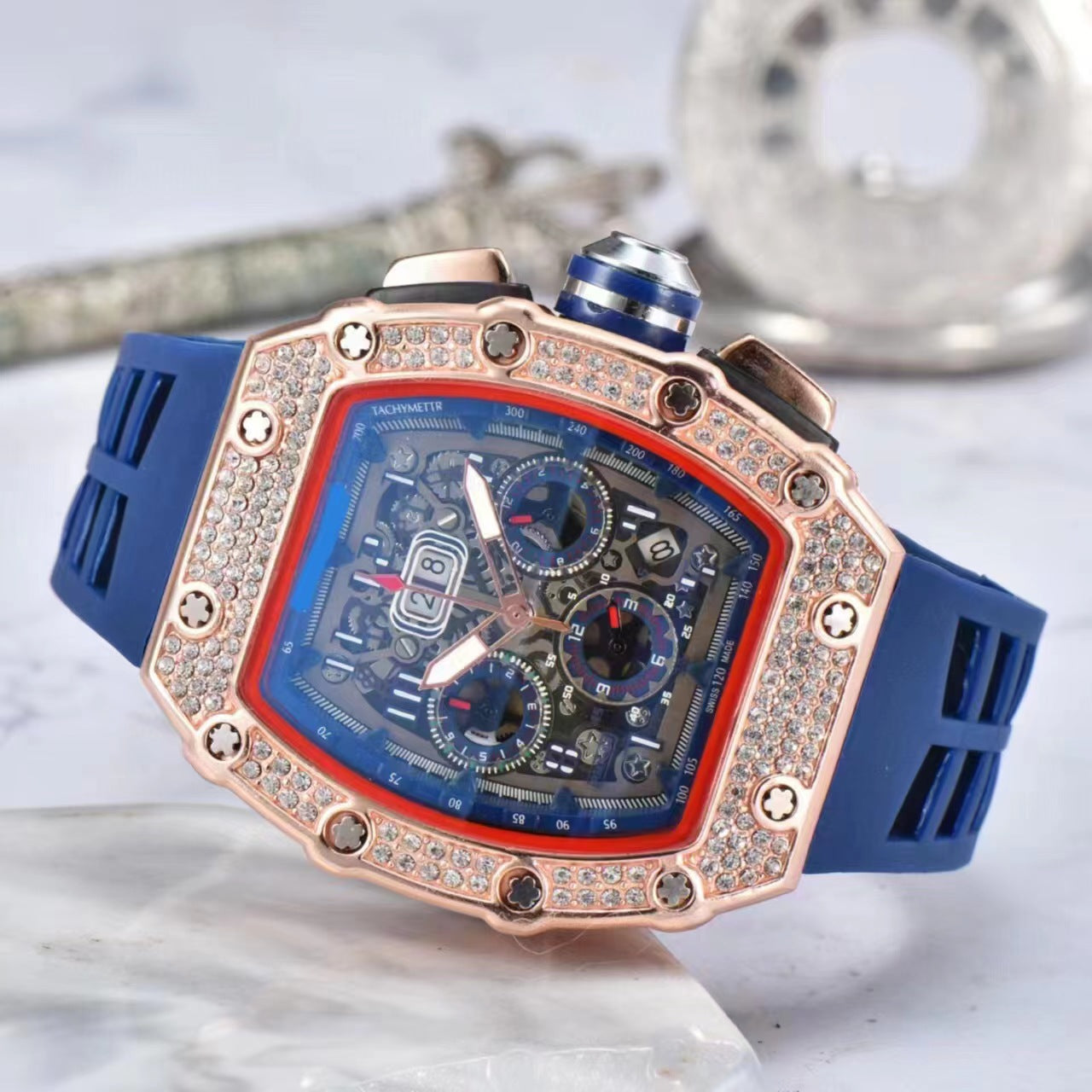 ⌚💎 PROMO FLASH 50% ! Montre Homme de Luxe Forme Tonneau avec Strass – Édition Limitée, Cadran Cristal, Design Unique & Élégant ✨