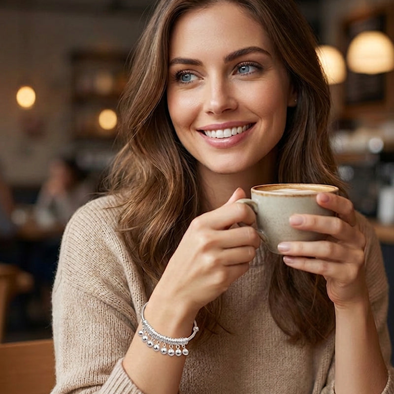 📢📢50 % DE RÉDUCTION⏰Bracelet délicat clochettes en argent – Réglable, léger & finition polie – Parfait comme cadeau ou accessoire quotidien – tintement doux au poignet 🔔