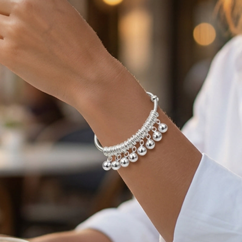 📢📢50 % DE RÉDUCTION⏰Bracelet délicat clochettes en argent – Réglable, léger & finition polie – Parfait comme cadeau ou accessoire quotidien – tintement doux au poignet 🔔