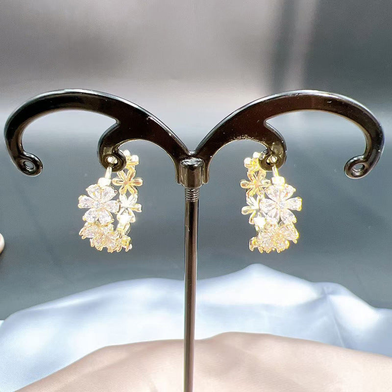 Boucles d’Oreilles Créoles Élégantes à Grappes Florales Scintillantes