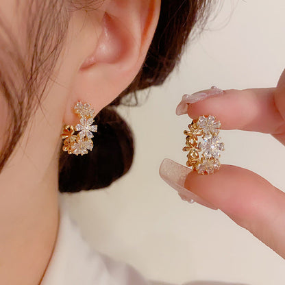Boucles d’Oreilles Créoles Élégantes à Grappes Florales Scintillantes