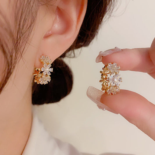 Boucles d’Oreilles Créoles Élégantes à Grappes Florales Scintillantes
