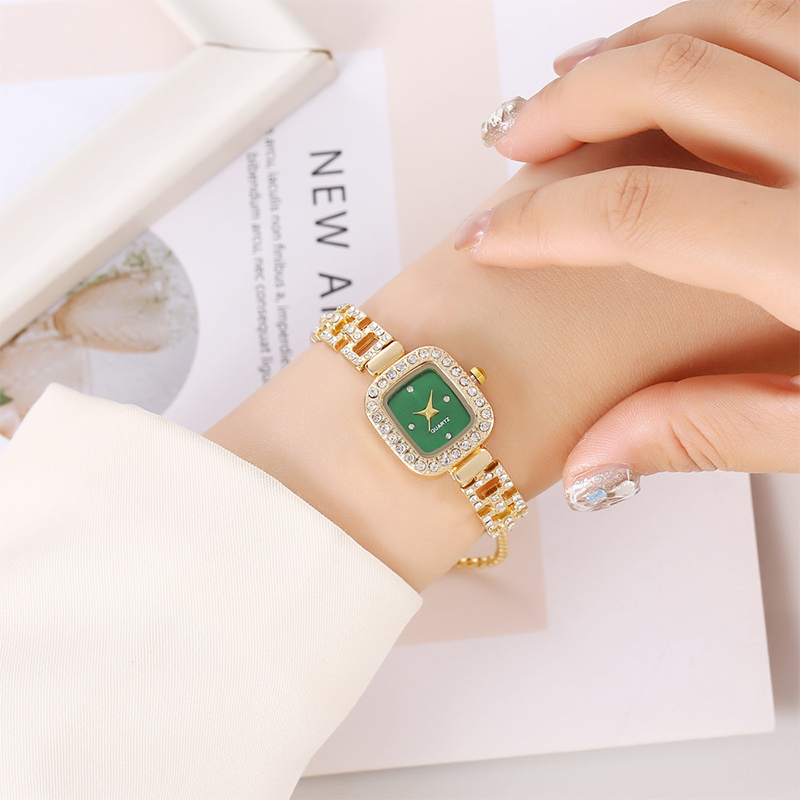 ⏳⌚ PROMO FLASH 50% ! Montre Bracelet Carrée à Quartz Femme – Cordon Coulissant Ajustable, Cristaux Scintillants, 9 Coloris, Idéale Bureau & Soirée ✨