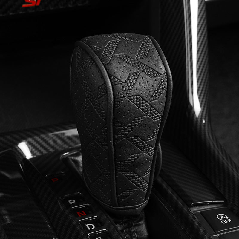 🚗 50% DE RÉDUCTION! 🧵 Cache Pommeau de Levier de Vitesse – Cuir PU perforé, protection tri-couche & universel – Style et confort pour l'intérieur de votre auto 🛡️