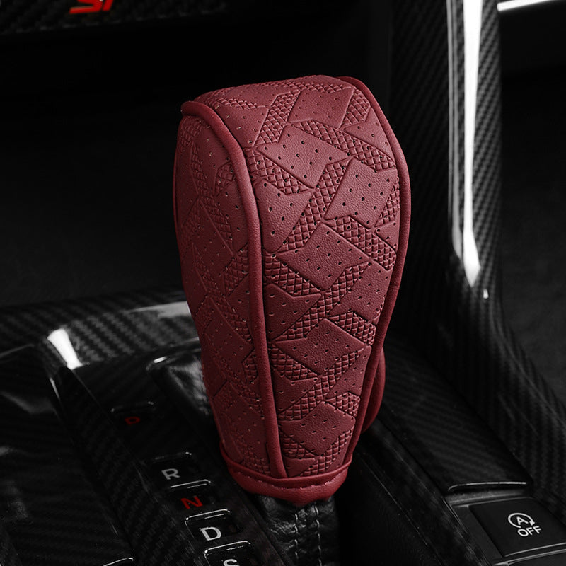 🚗 50% DE RÉDUCTION! 🧵 Cache Pommeau de Levier de Vitesse – Cuir PU perforé, protection tri-couche & universel – Style et confort pour l'intérieur de votre auto 🛡️