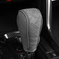 🚗 50% DE RÉDUCTION! 🧵 Cache Pommeau de Levier de Vitesse – Cuir PU perforé, protection tri-couche & universel – Style et confort pour l'intérieur de votre auto 🛡️