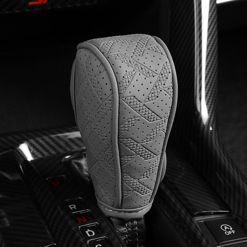 🚗 50% DE RÉDUCTION! 🧵 Cache Pommeau de Levier de Vitesse – Cuir PU perforé, protection tri-couche & universel – Style et confort pour l'intérieur de votre auto 🛡️