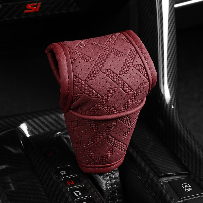 🚗 50% DE RÉDUCTION! 🧵 Cache Pommeau de Levier de Vitesse – Cuir PU perforé, protection tri-couche & universel – Style et confort pour l'intérieur de votre auto 🛡️