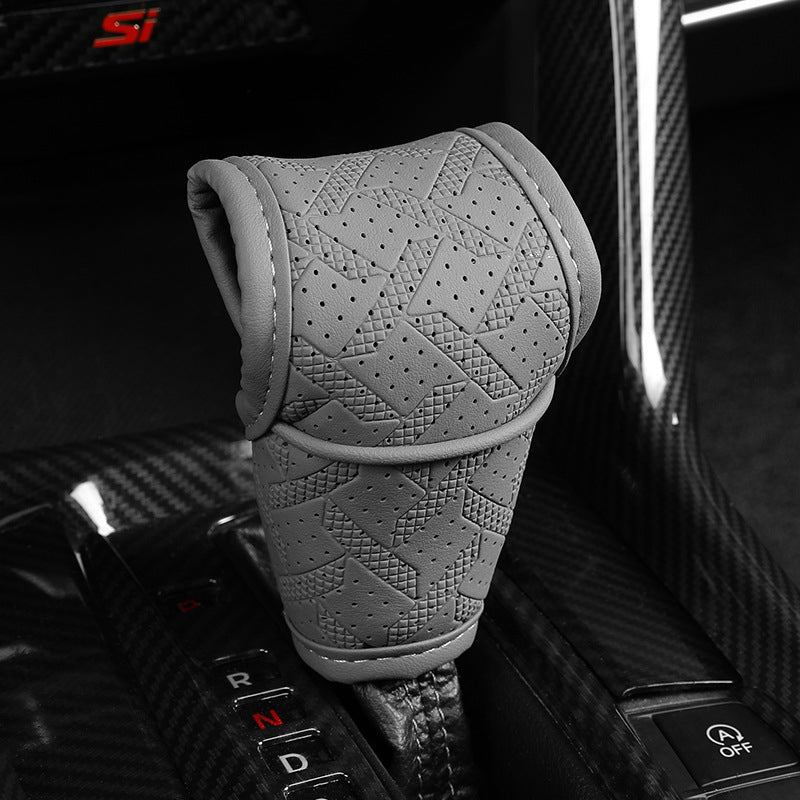 🚗 50% DE RÉDUCTION! 🧵 Cache Pommeau de Levier de Vitesse – Cuir PU perforé, protection tri-couche & universel – Style et confort pour l'intérieur de votre auto 🛡️