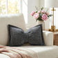 🦋🎀 Coussin décoratif en chenille forme nœud papillon – 30×50 cm, 9 coloris, housse et garnissage inclus, le nœud tout doux qui sublime votre canapé, votre lit ou votre coin lecture 🛋️💕