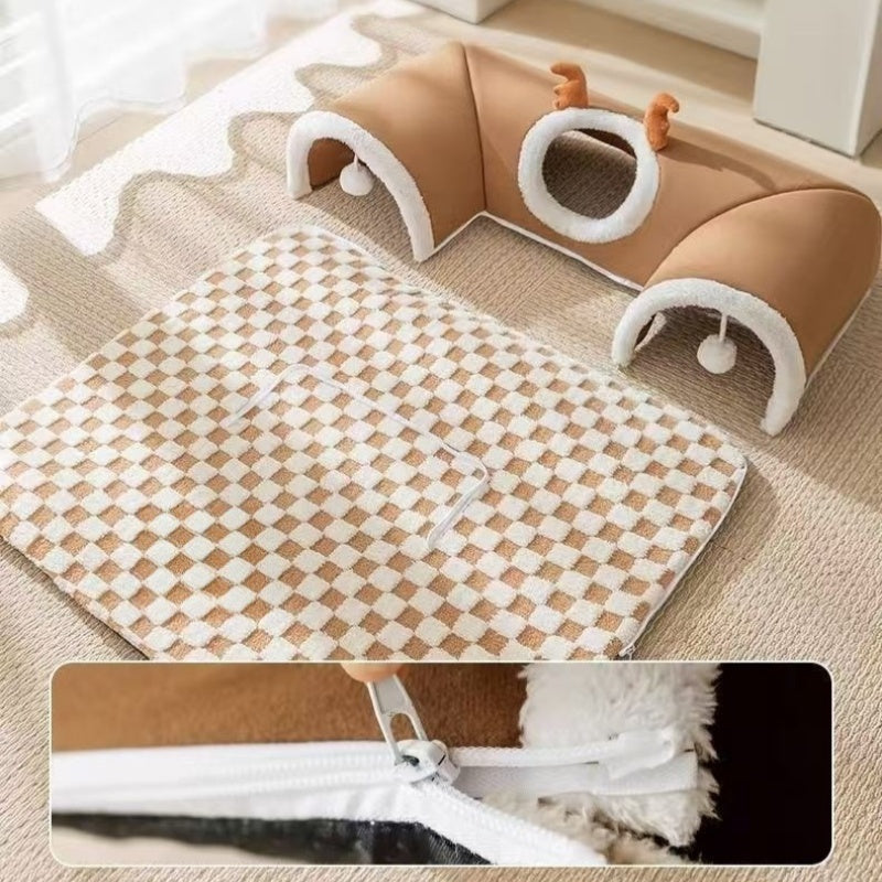 🐱🕳️ Tunnel et lit 3-en-1 en peluche pour chat – Tapis carreaux, pompons interactifs, fermeture éclair, un espace complet pour jouer, se cacher et dormir, le paradis des chats d’intérieur 🌙💛