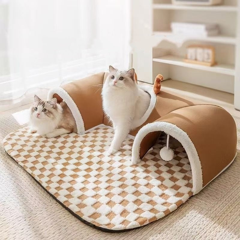 🐱🕳️ Tunnel et lit 3-en-1 en peluche pour chat – Tapis carreaux, pompons interactifs, fermeture éclair, un espace complet pour jouer, se cacher et dormir, le paradis des chats d’intérieur 🌙💛