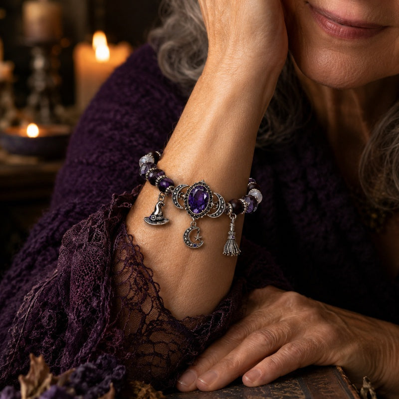 🏷️ PROMO –50 % ⏳ Bracelet Halloween – Perles en strass, charmes sorcière  – Thème violet élégant – Bande élastique durable – Taille ajustable – Idéal pour fêtes et tenues gothiques 🎃🔮✨